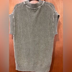 NWOT SLEEVELESS SWEATER TOP